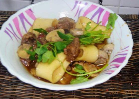 牛腩口蘑炖土豆粉的做法