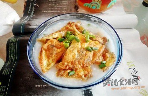 榨菜煎蛋配白粥的做法