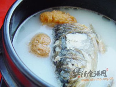 (1)大蒜豆腐鱼头汤的做法