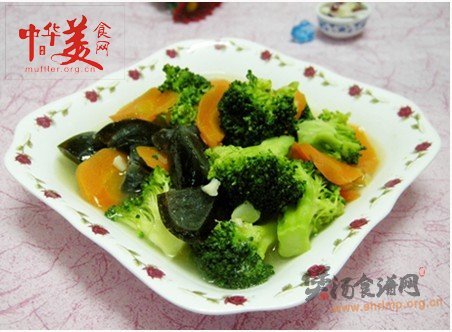 上汤皮蛋西兰花的做法