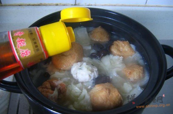 白菜油豆腐鱼丸汤的做法