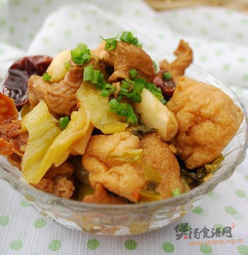 酸菜油豆腐肥肠煲的做法