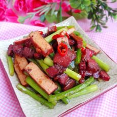 腊肉炒蒜苔香干的做法 腊肉炒蒜苔香干的做法
