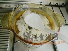 红糖皂角米银耳羹的做法