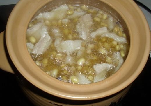 黄豆猪肉煲的做法