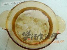 红糖皂角米银耳羹的做法