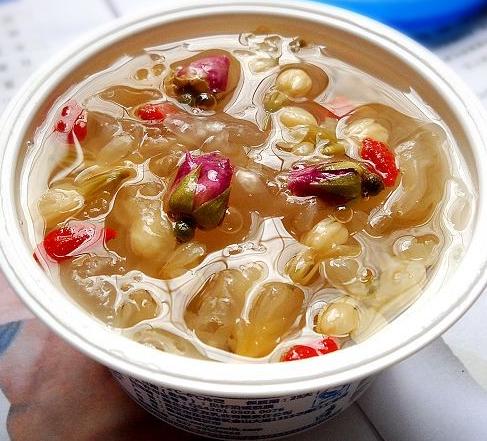 茉莉玫瑰炖银耳的做法
