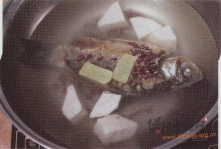 粉葛赤小豆鲮鱼汤的做法