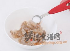 煎蛋白虾仁汤的做法