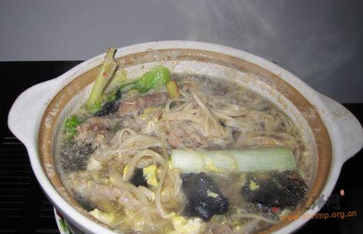 金针菇羊肉砂锅煲的做法