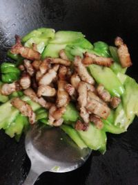 五花肉焖苦瓜的做法