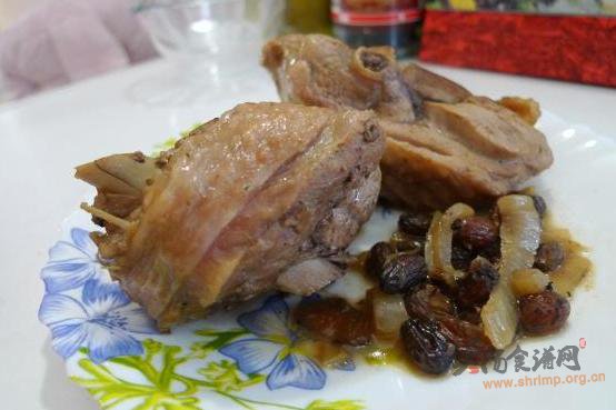 酒香葡萄干炖鸡的做法