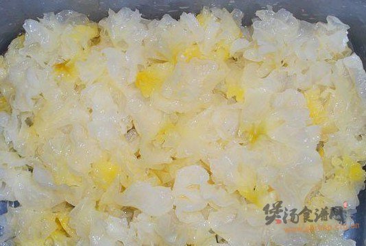 雪梨银耳百合汤的做法