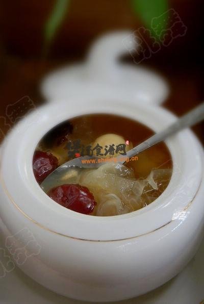 (2)冰糖银耳莲子羹的做法