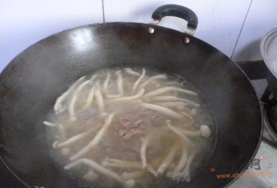 海鲜菇瘦肉青菜汤的做法