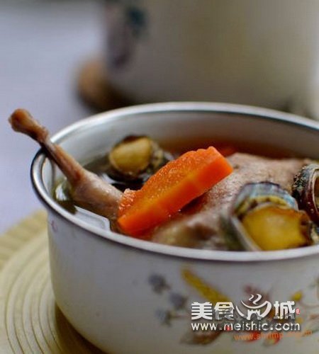 鲍鱼炖鹌鹑的做法