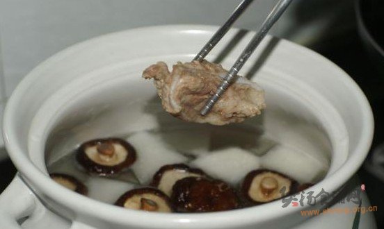 白萝卜香菇胡椒猪骨汤的做法