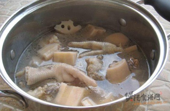莲藕鸡爪猪骨汤的做法