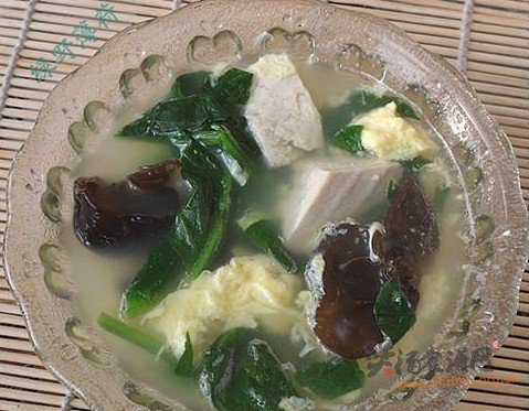 木耳菠菜汤的做法