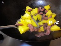 菠萝炒肠仔的做法