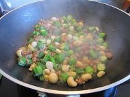 果仁鸡肉蓉炒秋葵的做法