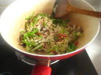 五香豆腐皮炒芹菜的做法