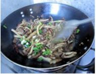 干煸腊肉茶树菇的做法