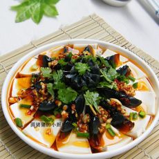 香辣皮蛋拌豆腐的做法 香辣皮蛋拌豆腐的做法