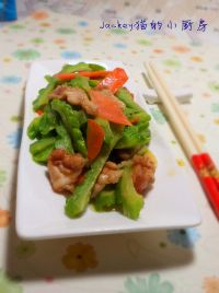 红萝卜苦瓜炒肉片的做法