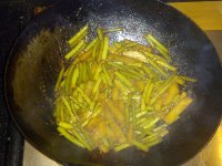 大豆酱炒蒜苗土豆的做法