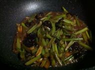 酱爆芹菜木耳的做法