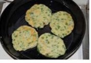 韭菜豆渣饼的做法
