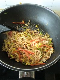 黄豆芽炒金针的做法