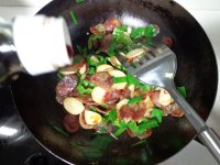 腊肠炒杏鲍菇的做法