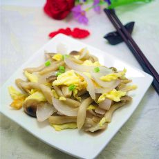 鸡蛋炒蟹味菇的做法