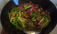 蒜苔炒湘西腊牛肉的做法