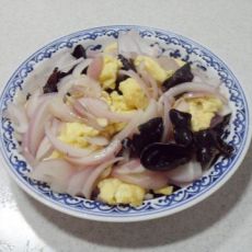 洋葱木耳炒鸡蛋的做法
