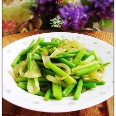 洋葱炒芹菜的做法