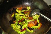 清火干煸苦瓜牛肉的做法