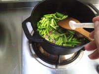 腊肉炒蒜苔的做法