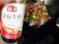 洋葱爆香肠的做法