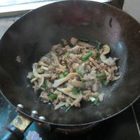 香葱蘑菇炒肉的做法