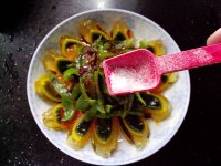 青椒拌松花蛋的做法