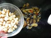 香辣蒜蓉花生茄子的做法