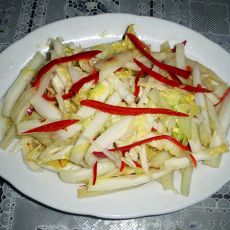 红辣椒清炒白菜丝的做法 红辣椒清炒白菜丝的做法