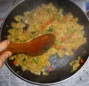 蔬菜丁炒意粉的做法