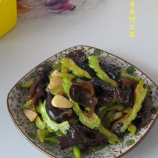 苦瓜炒木耳的做法