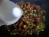 萝卜干腊肠炒黄豆的做法