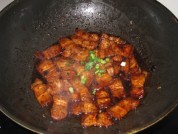 豆瓣酱煮五花肉的做法