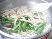 杏鲍菇炒青椒的做法